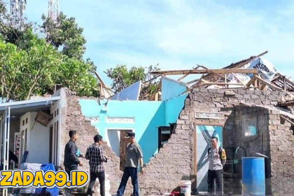 Ratusan Rumah di Mande Cianjur Rusak Dihantam Cuaca Ekstrem